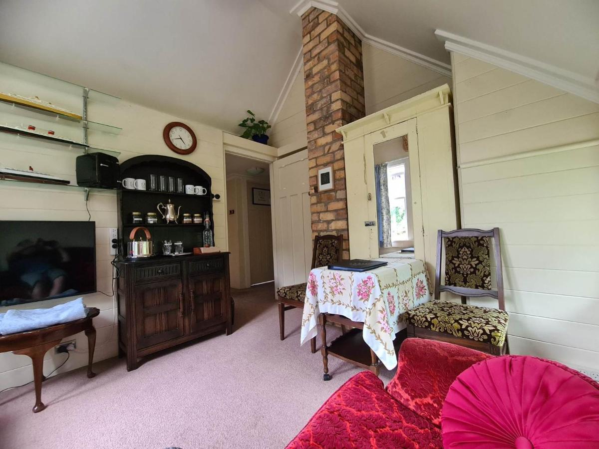 オークランド Dovecote House Bed & Breakfast エクステリア 写真